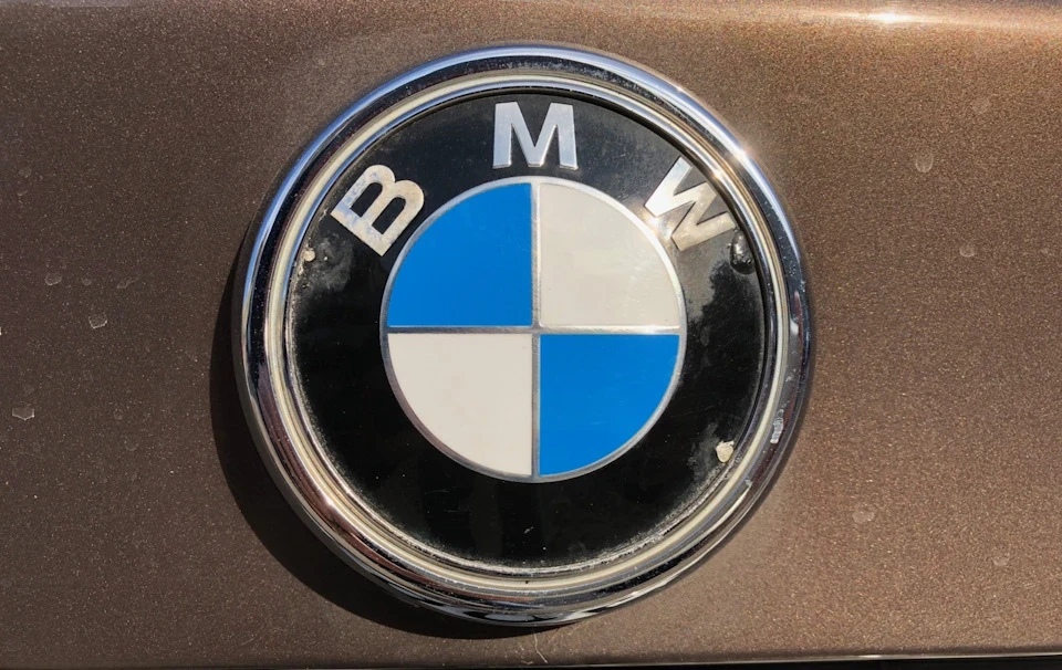 Заміна емблеми BMW задніх дверей