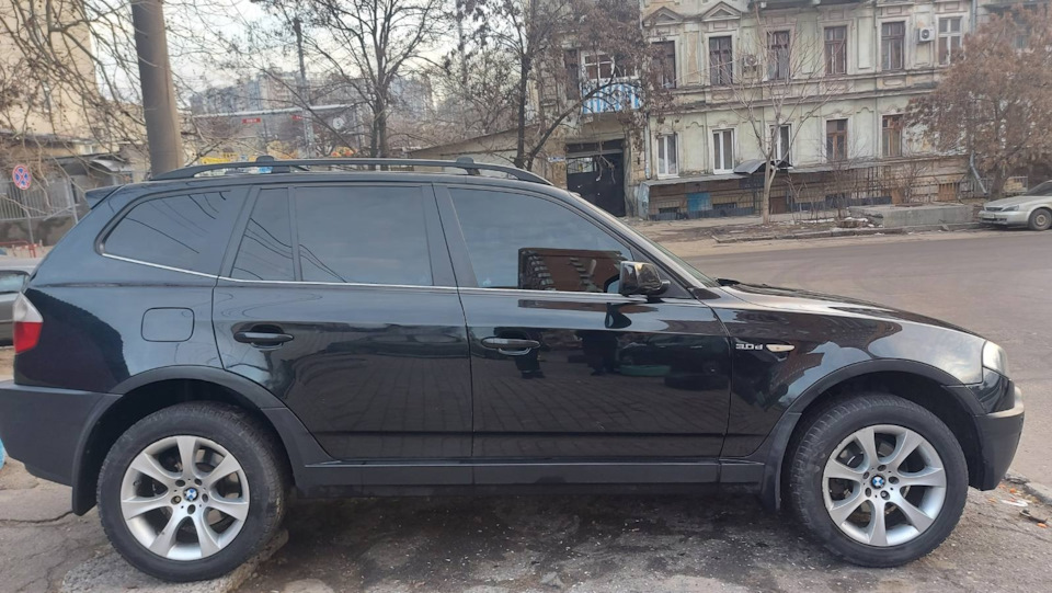 Через ситуацію в країні довелося продавати машину 2