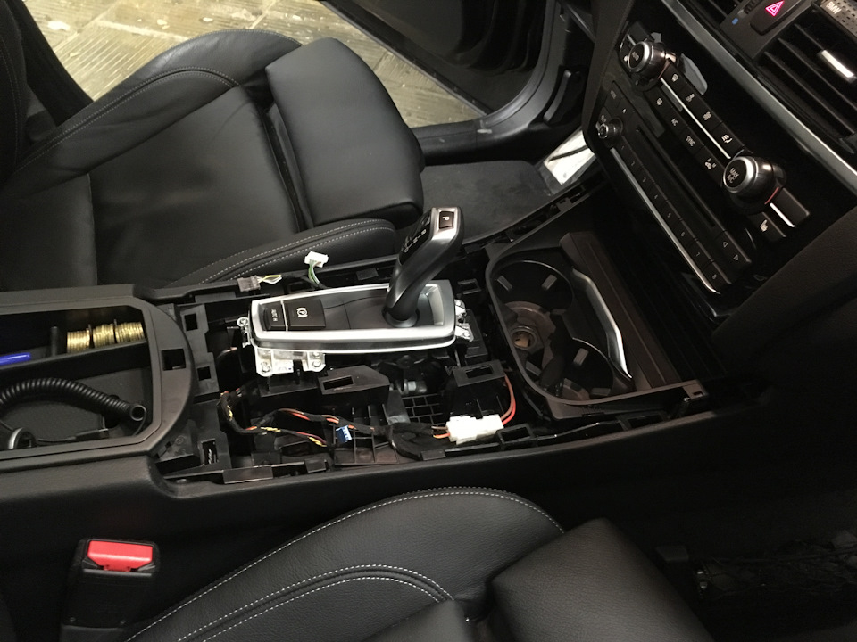Додав трохи «сухого» карбону в салоні 4