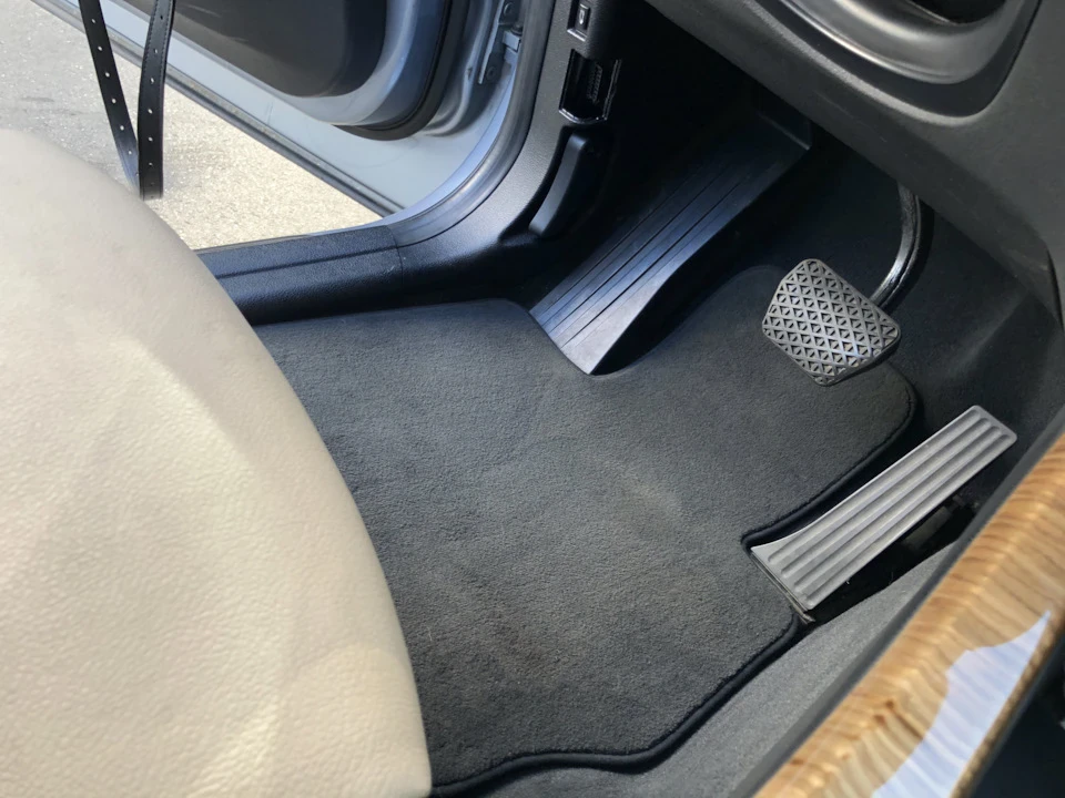 15. S423A Ніжні килимки Velours (FUSSMATTEN IN VELOURS) та оригінальний футляр для окулярів.