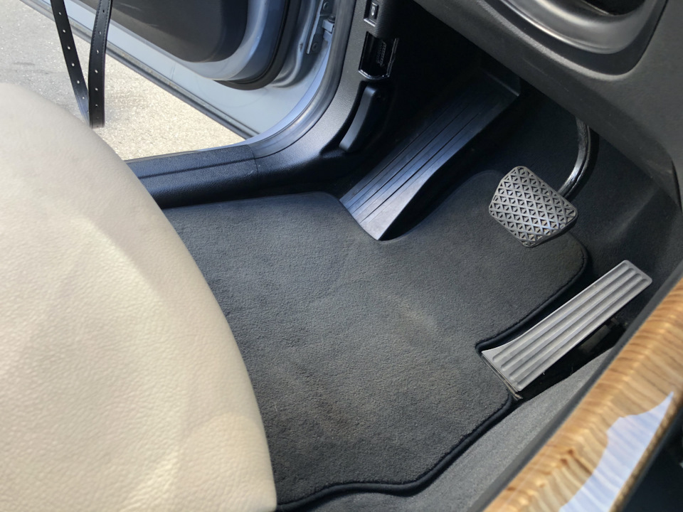 15. S423A Ніжні килимки Velours (FUSSMATTEN IN VELOURS) та оригінальний футляр для окулярів. 1