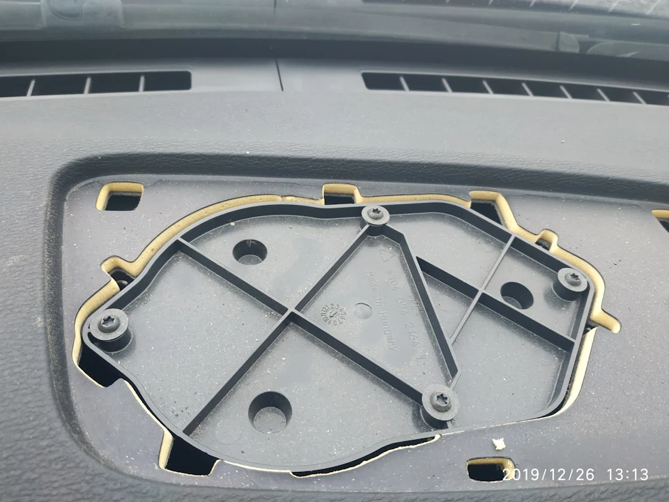 Хто стикався із встановленням колонки HARMAN/KARDON у торпедо?