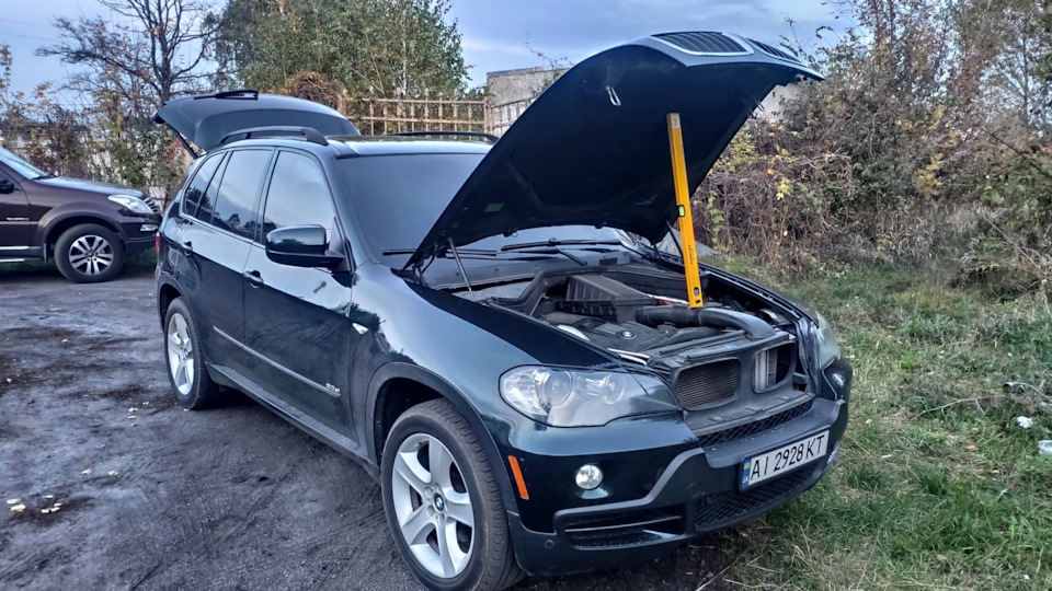Заміна амортизаторів капота 1