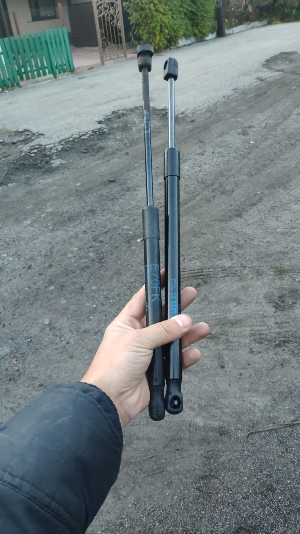Заміна амортизаторів капота 2