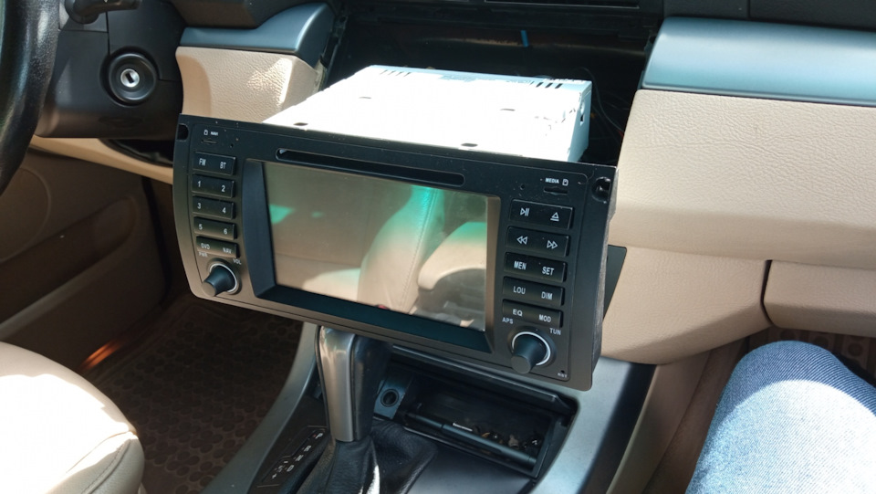 BMW x5 E53 є ззаду монітор Альпіна, як підключити? 2