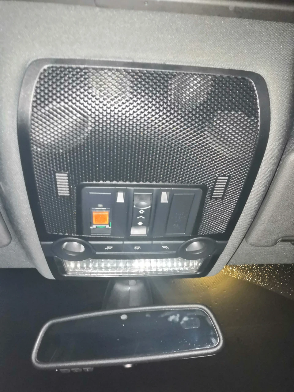 Докладна інструкція, як зняти плафон у BMW x5 e70 (фото)