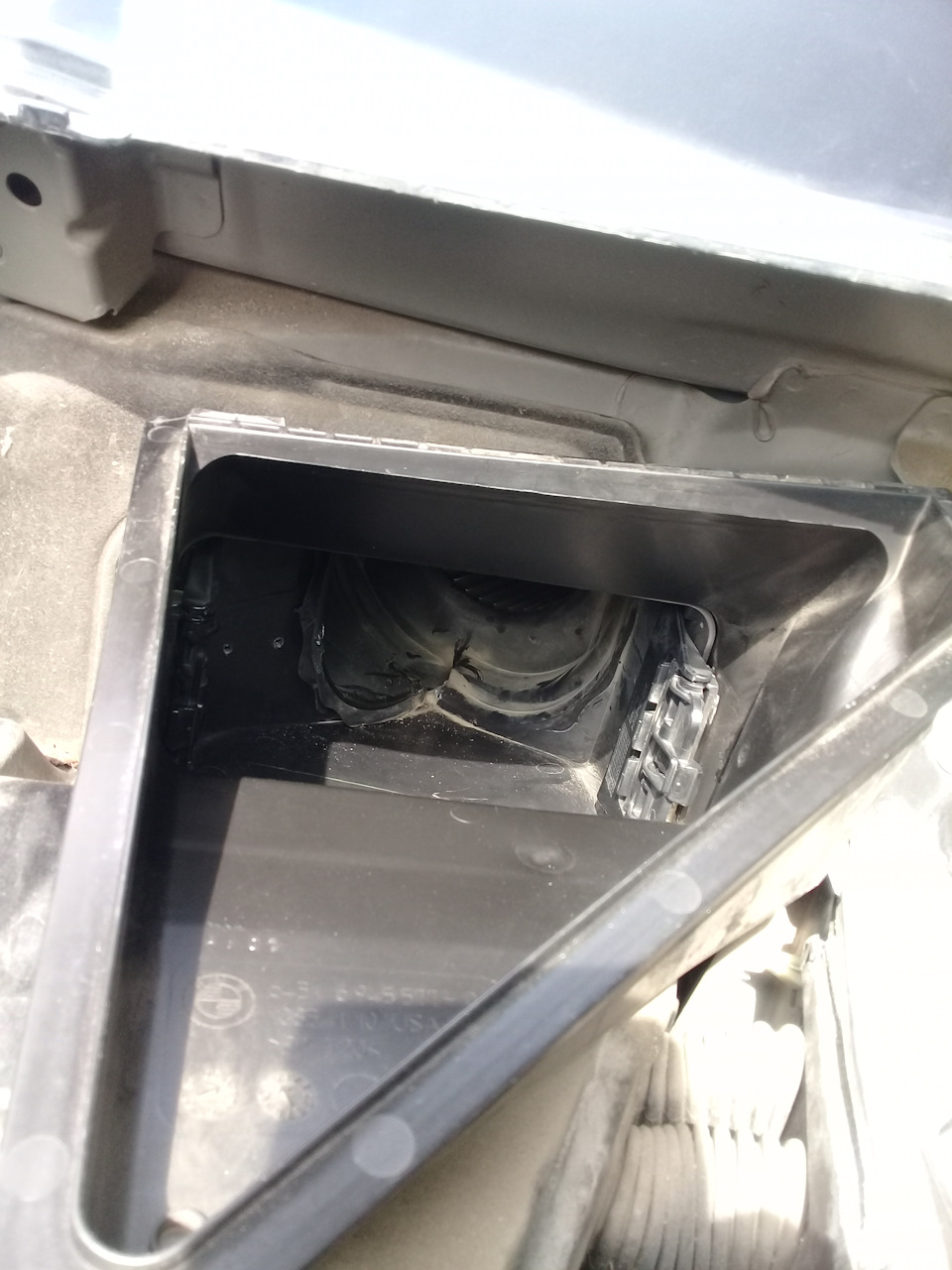 Причина стукоту в бардачку 1