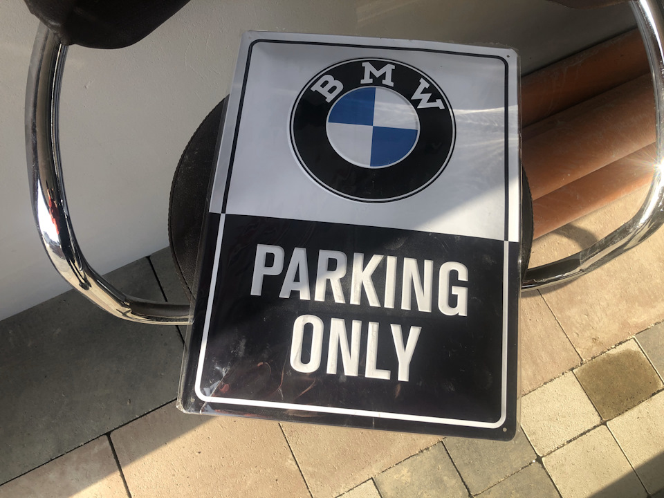 Купив табличку BMW parking only 1