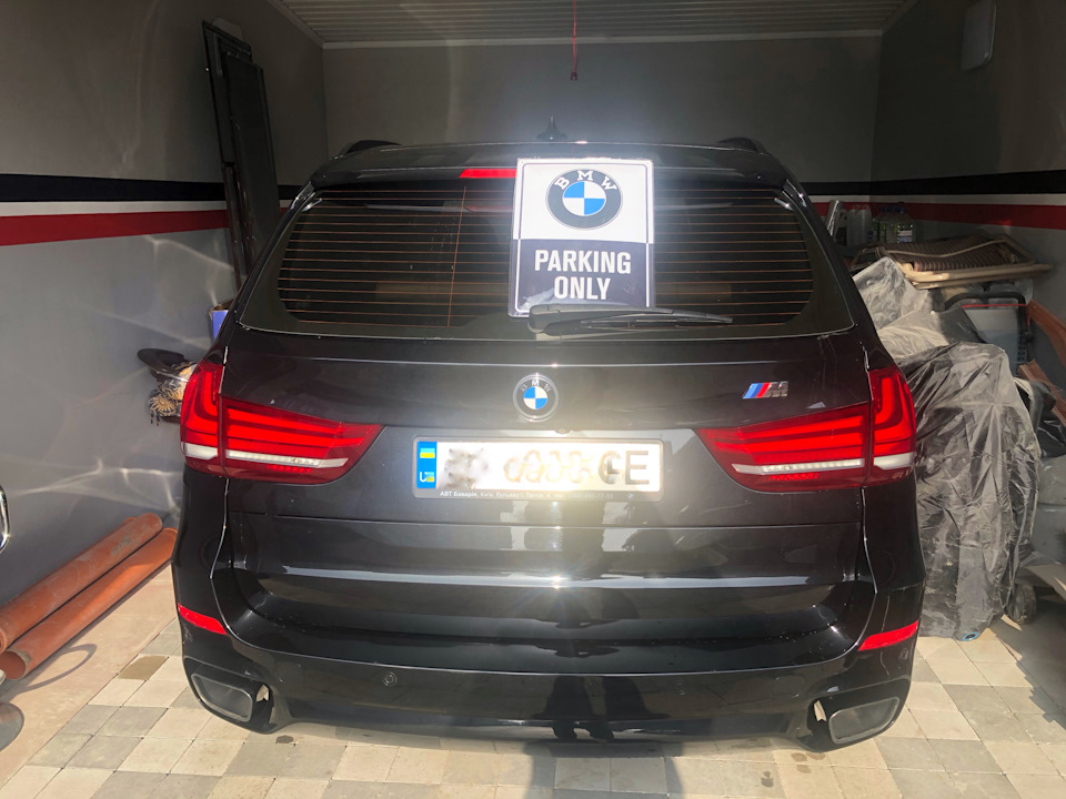 Купив табличку BMW parking only 3