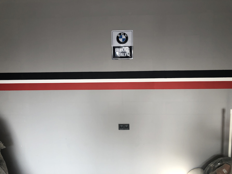 Купив табличку BMW parking only 5