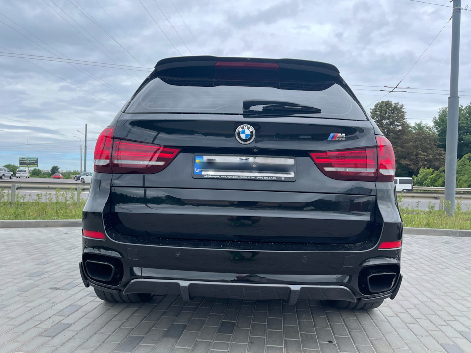 Встановив карбоновий задній дифузор ///M Performance 1
