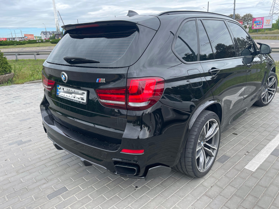 Встановив карбоновий задній дифузор ///M Performance 5