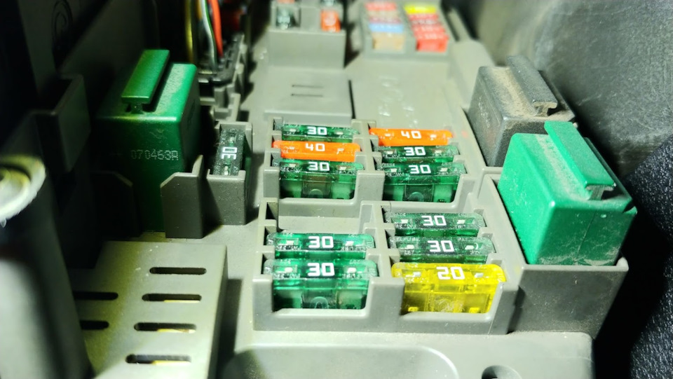 Запобіжники e70 4