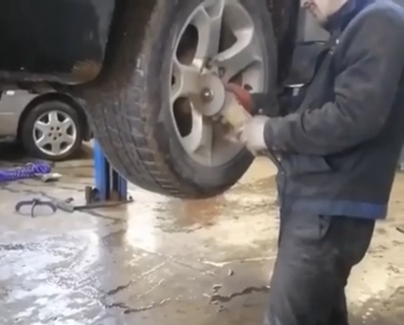 гумор немає. Як зняти колеса без ключа секретки 1