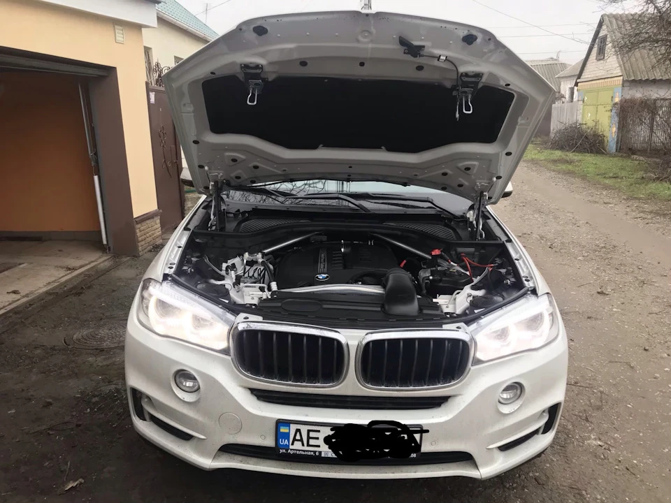 Затягнув ніздрі та дзеркала в чорний.