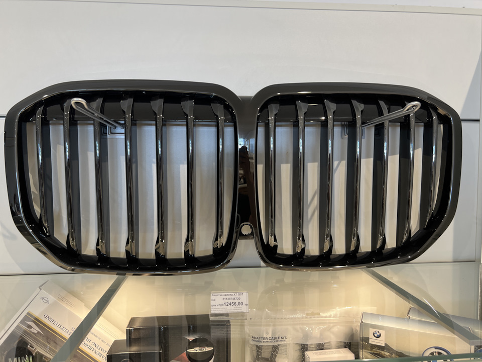Що продають у фірмовому магазині BMW 4