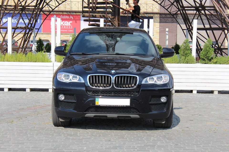BMW X6 M Sport Edition на Французькому бульварі.