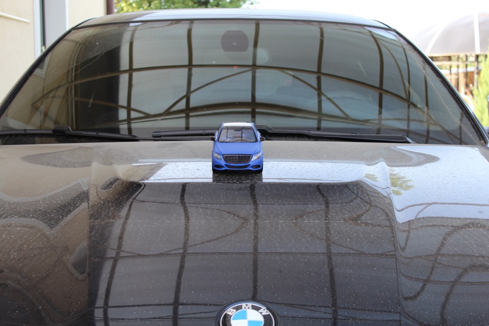 Мій колекційний (1:18) (перефарбований) Mercedes-Benz S500 W222 розлігся на BMW X6 M Sport Edition. ;););) 1