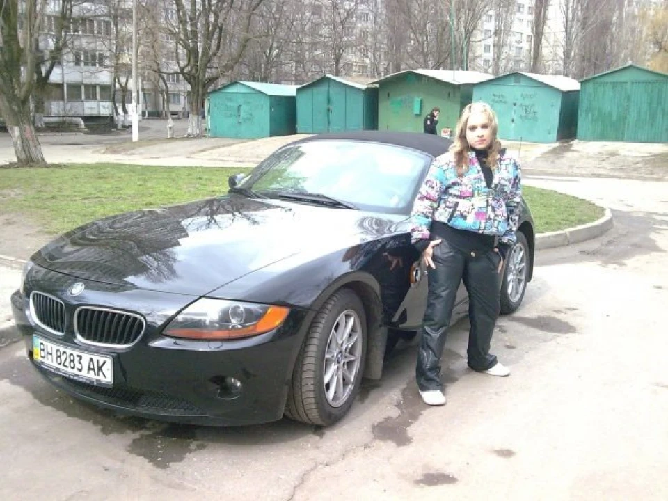 дівчата люблять фотографуватися з машиною;)