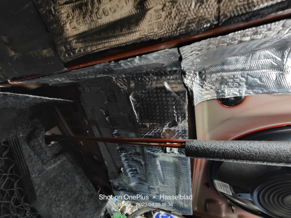Віброізоляція задньої полиці з боку багажника 3