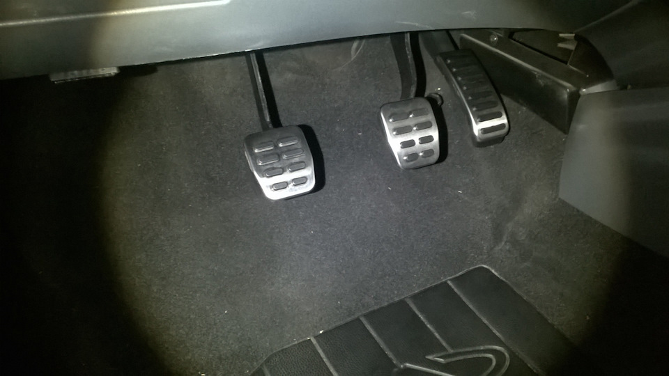 Накладки на педалі, плафони назад + гальмівні барабани. 5