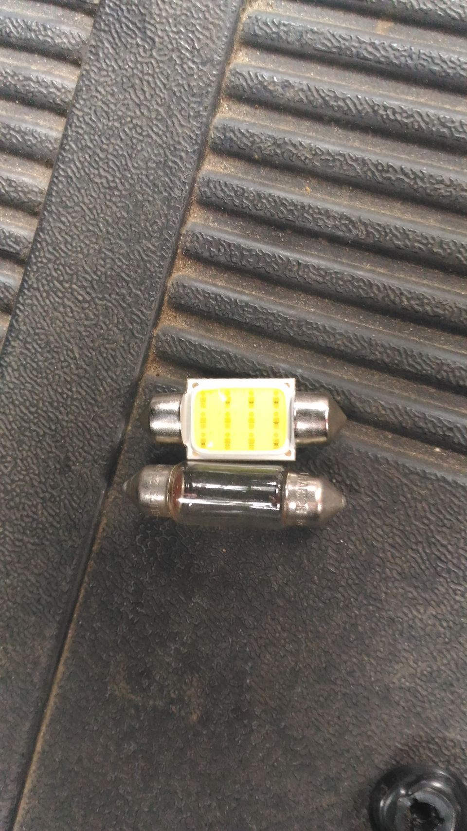 Заміна лампочок підсвічування салону на LED 4