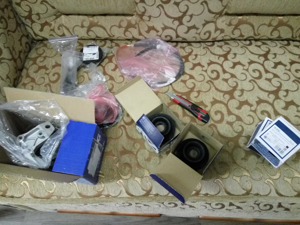 Подушка, опори від б4 і трос ручника 1
