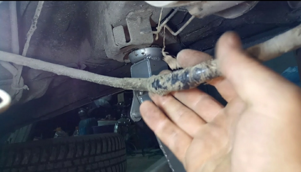 Економія витрати палива CHERY AMULET Частина 2 Заміна троса ручника 1