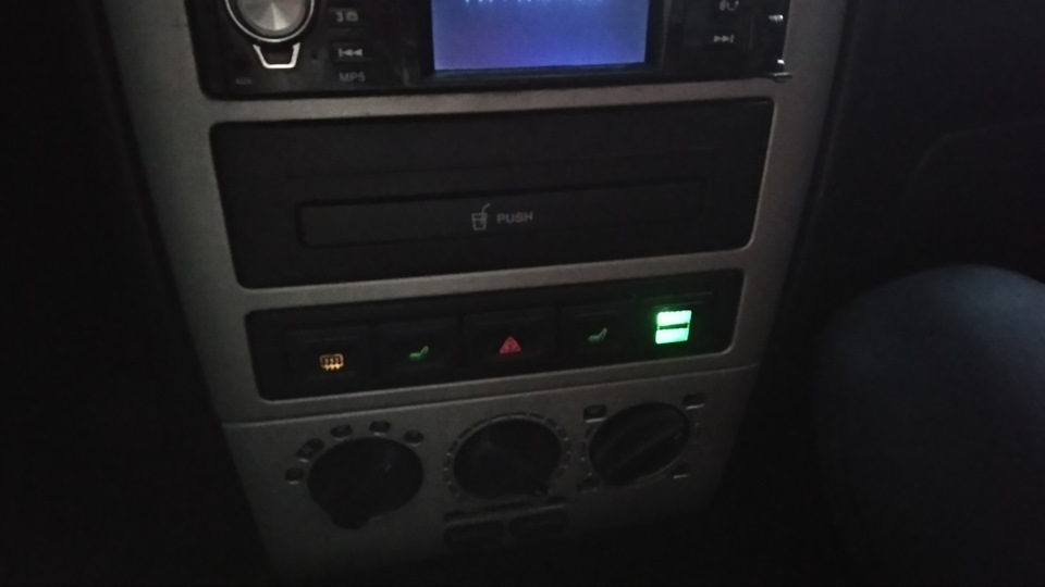 Заводська USB зарядка своїми руками 3