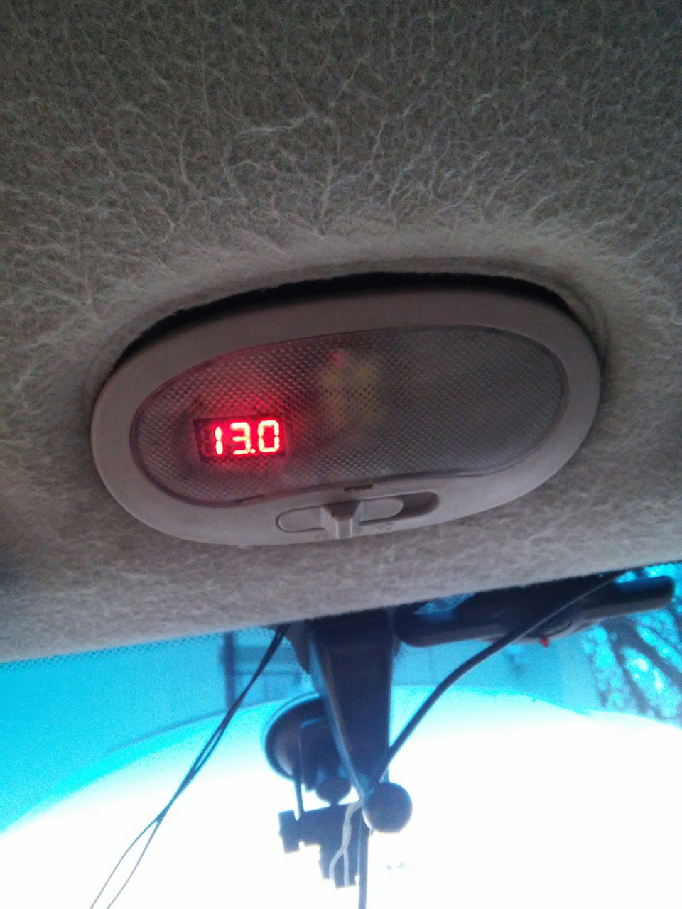 Вольтметр та підсвічування номера 1