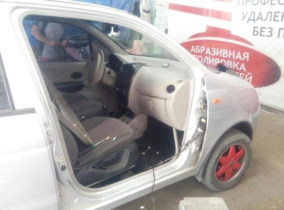 Вм'ятина на парковці та рихтування без фарбування 3