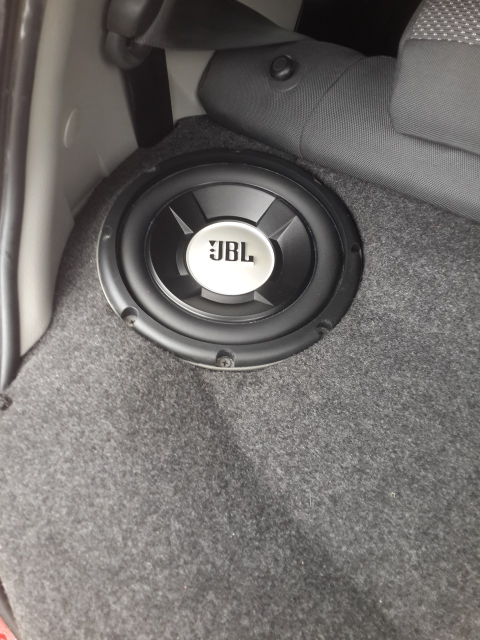 Сабвуфер у крило (JBL GTO 804) 3