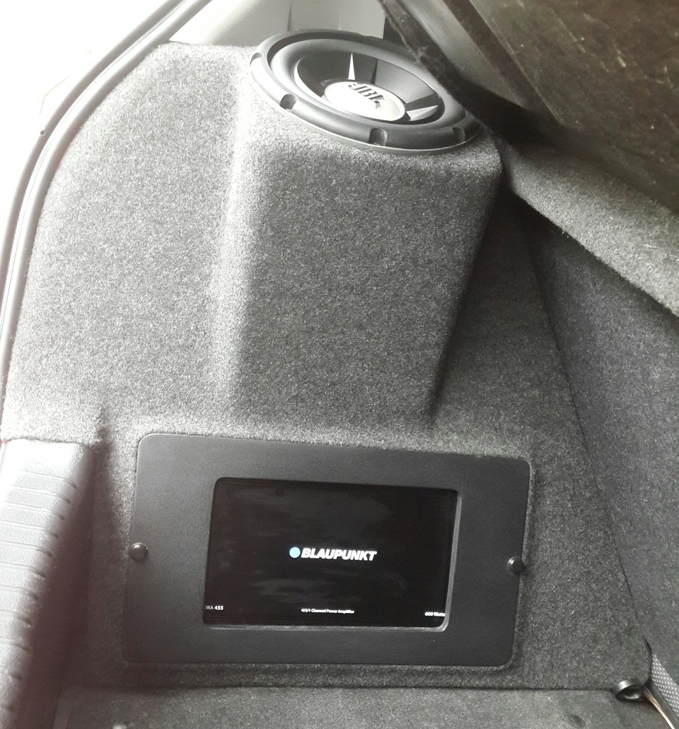 Сабвуфер у крило (JBL GTO 804) 2
