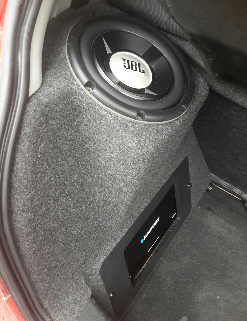 Сабвуфер у крило (JBL GTO 804) 1