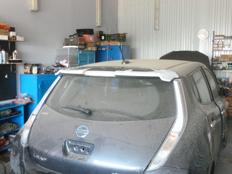 Продовження-спойлер на Nissan Leaf 4
