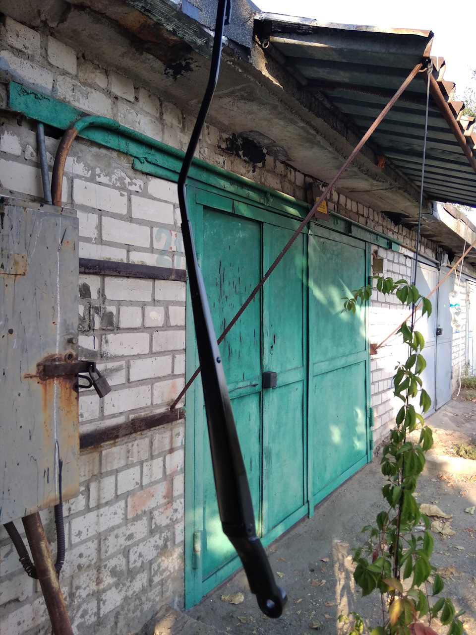 Обновив повідець двірника і переклеїв бленду на задньому склі 4