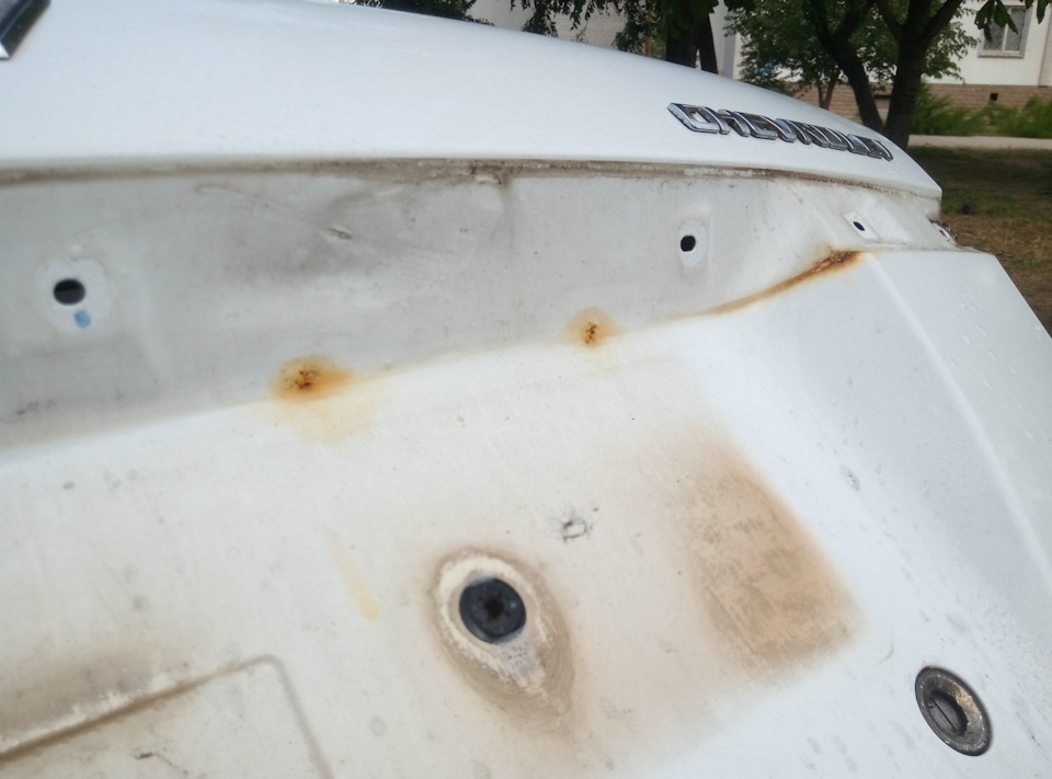 Усунення рижиків під хром накладкою багажника та нова рамка номера 3