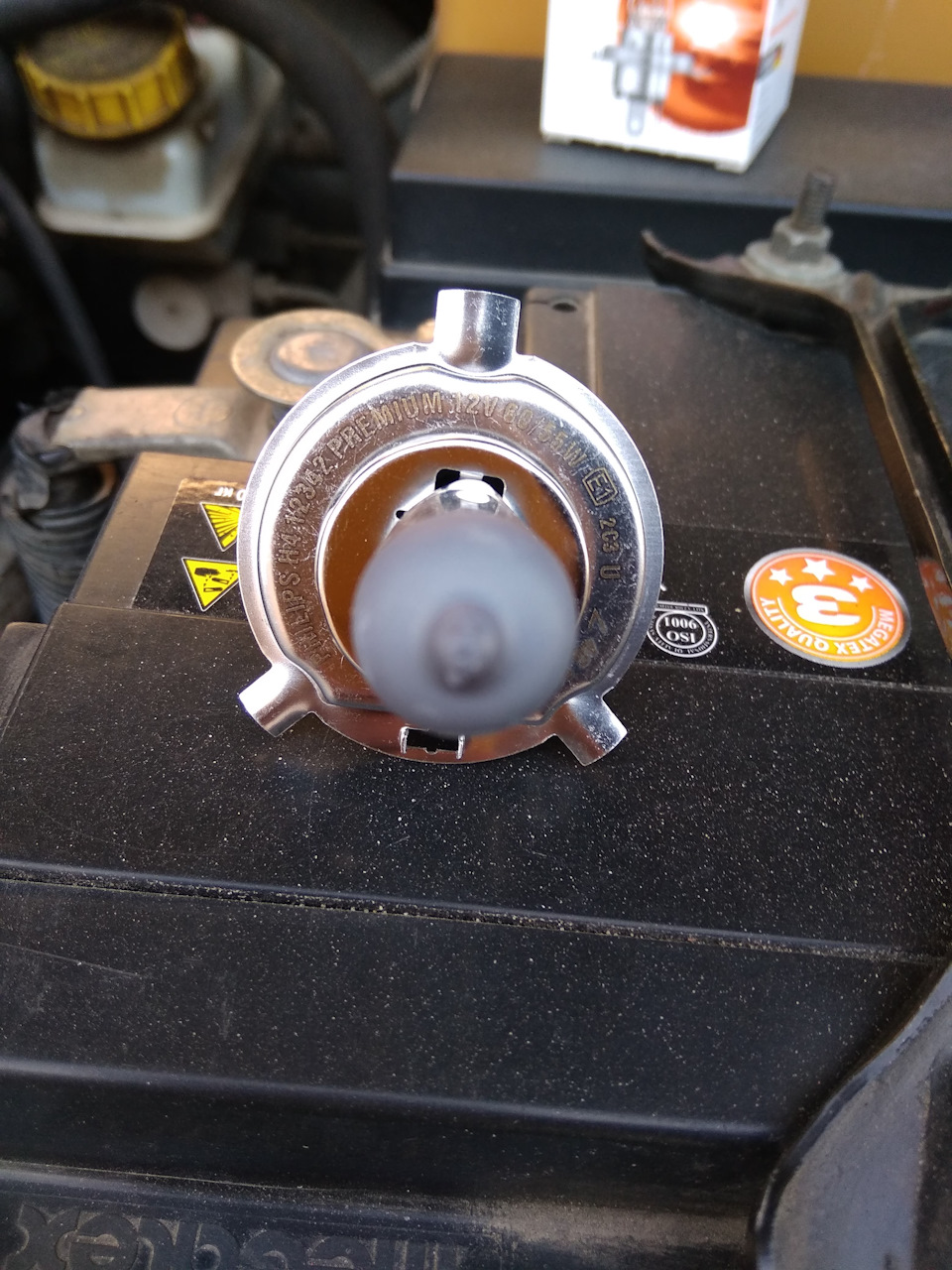 Заміна лампочок головного світла на Osram original H4 Bilux 3