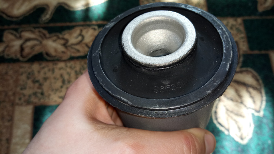 Сайлентблок задньої балки 3
