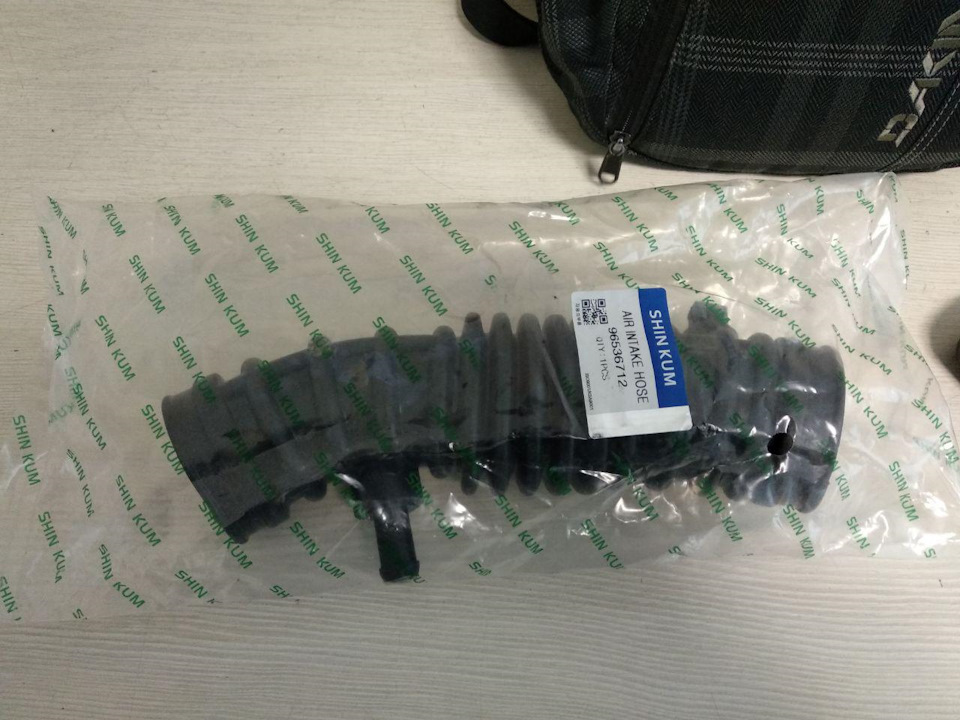 Заміна патрубка (гофри) повітряного фільтра Авео 1.5 Т250 4