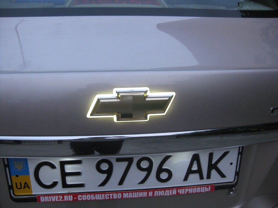 Підсвічування значка та шумка кришки багажника 4