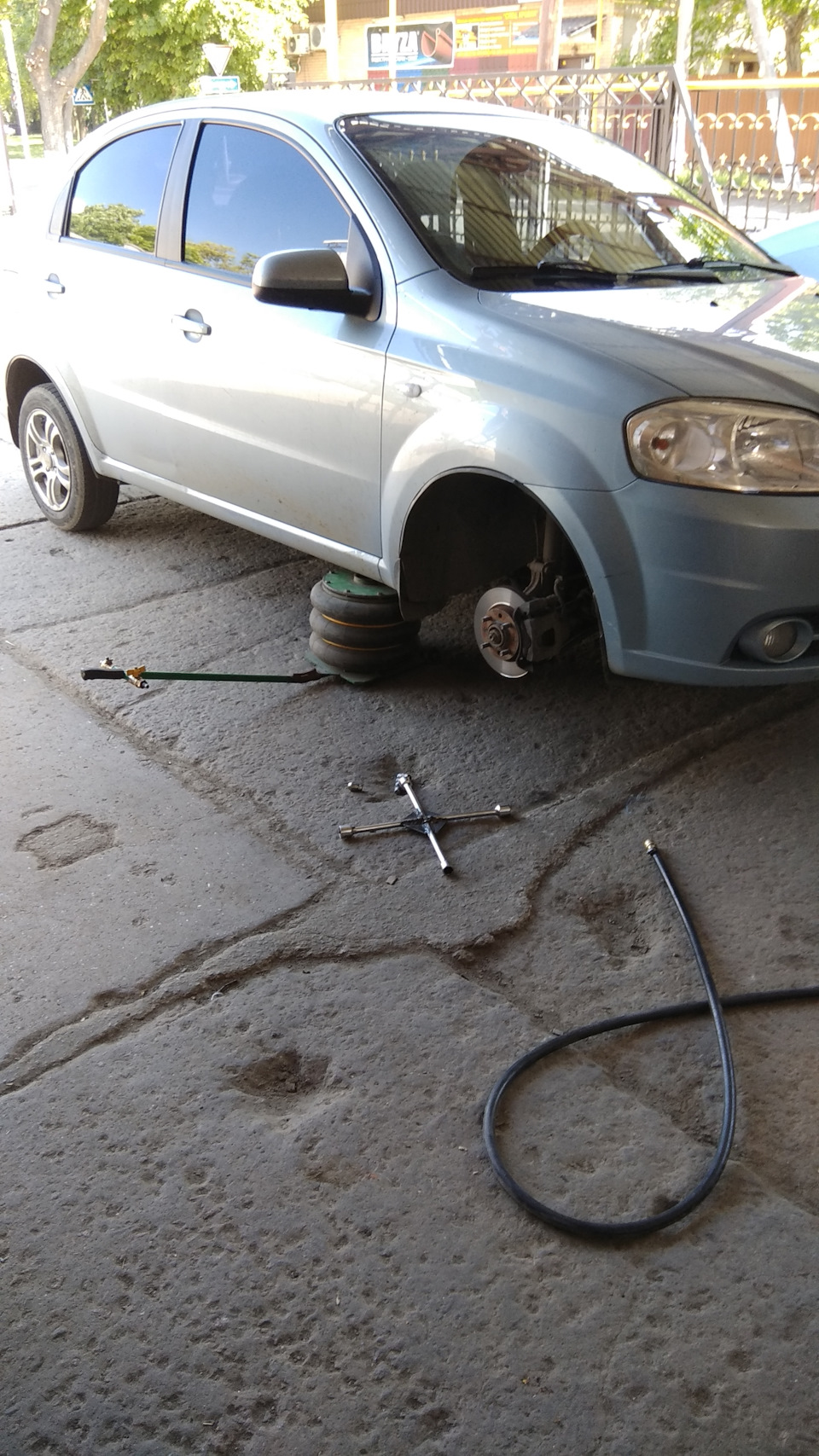Привіт із шиномонтажки 1