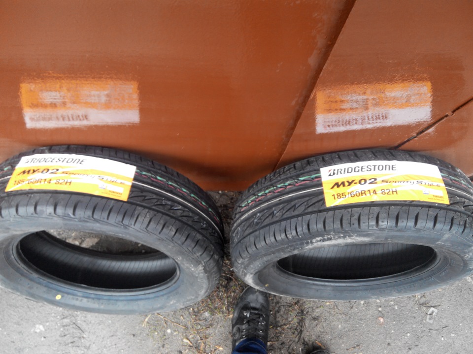 Переднє взуття: BRIDGESTONE Sporty Style MY-02 185/60R14 2