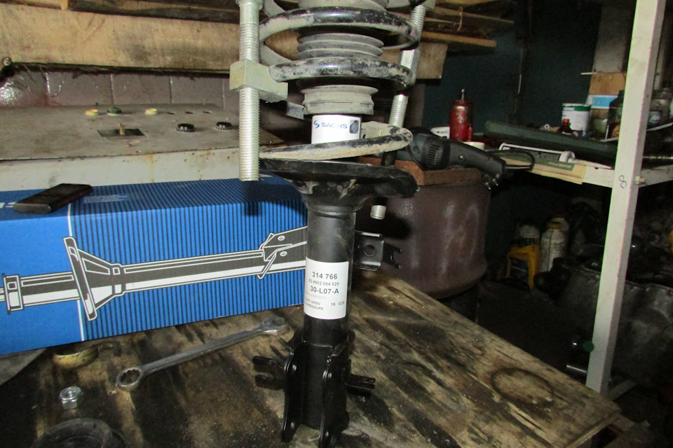 Заміна передніх амортизаторів Sachs 3