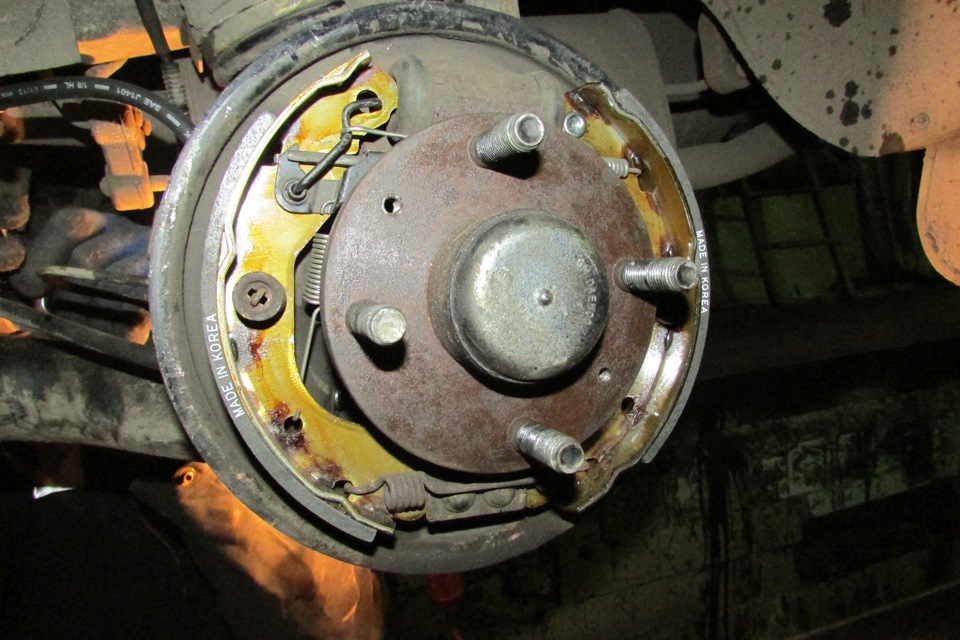 Заміна задніх гальмівних колодок 2