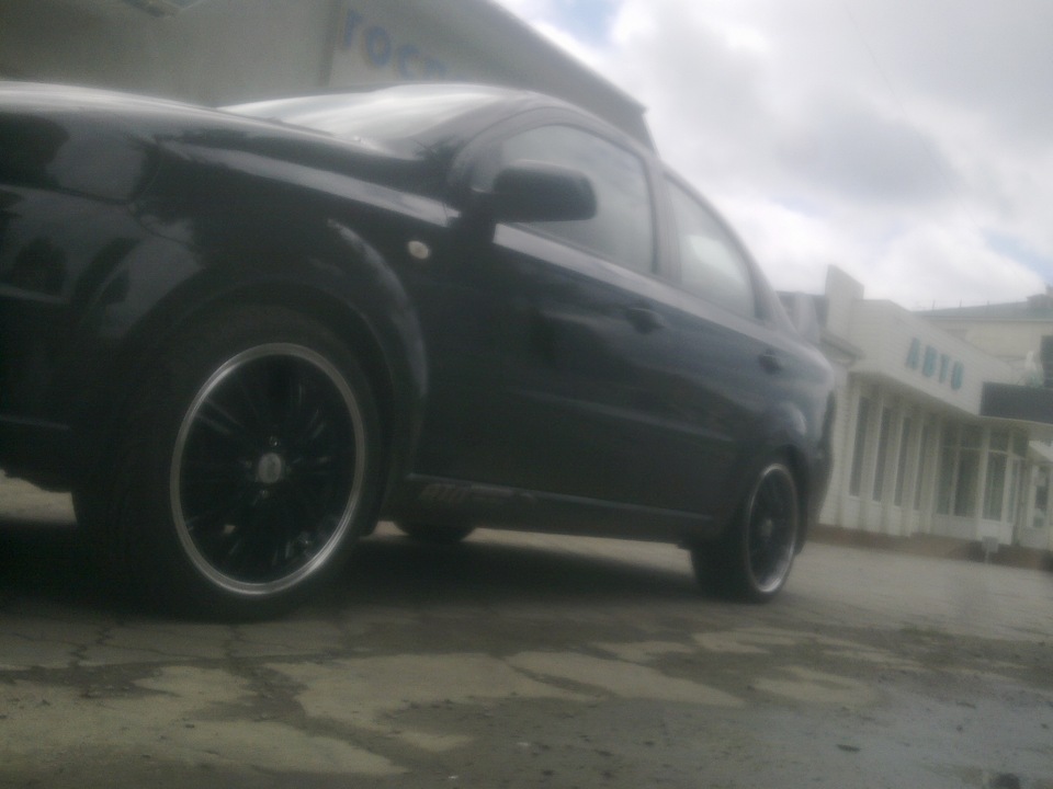 215/35R17 3