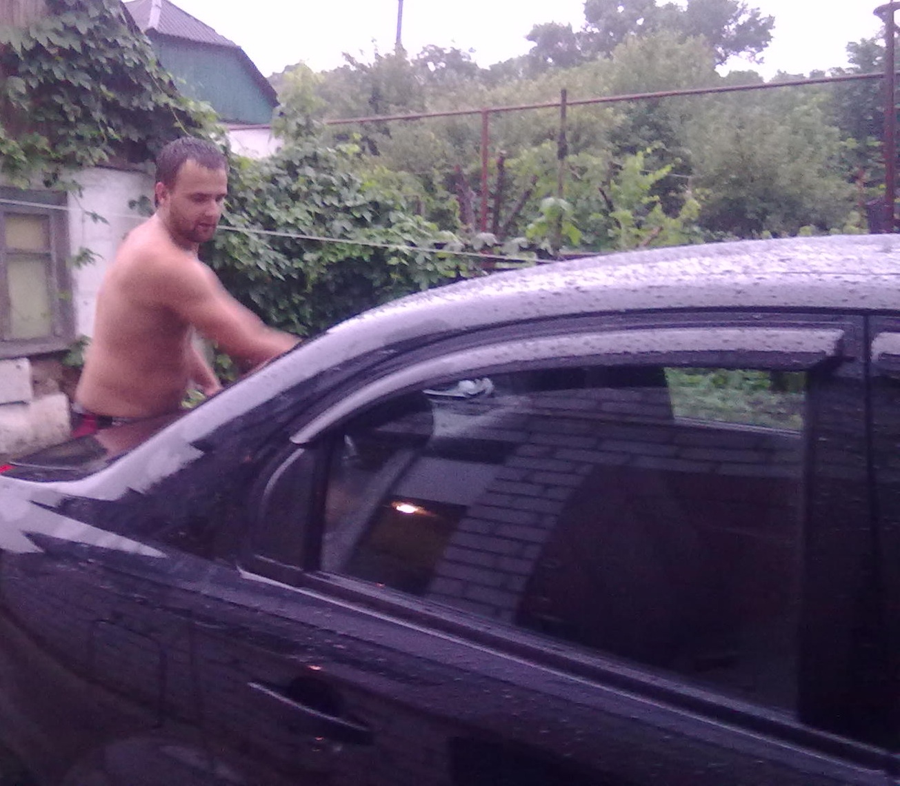 дощі вже третій день((( вирішив під халявною водою помитися))) 2