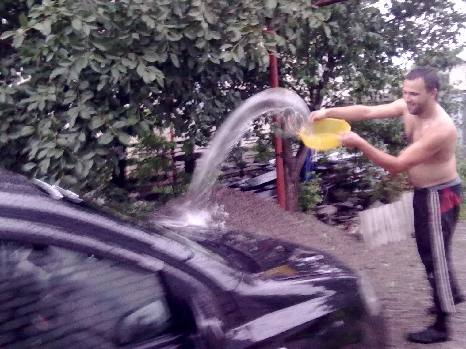 дощі вже третій день((( вирішив під халявною водою помитися))) 3