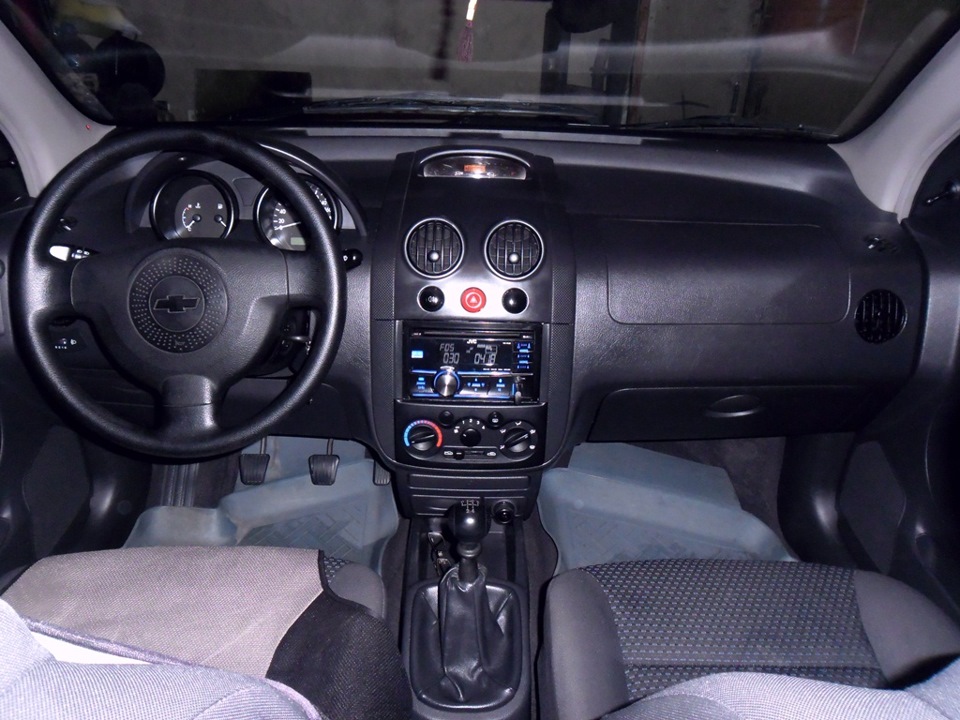 5. Magnitola JVC KW-R400 4