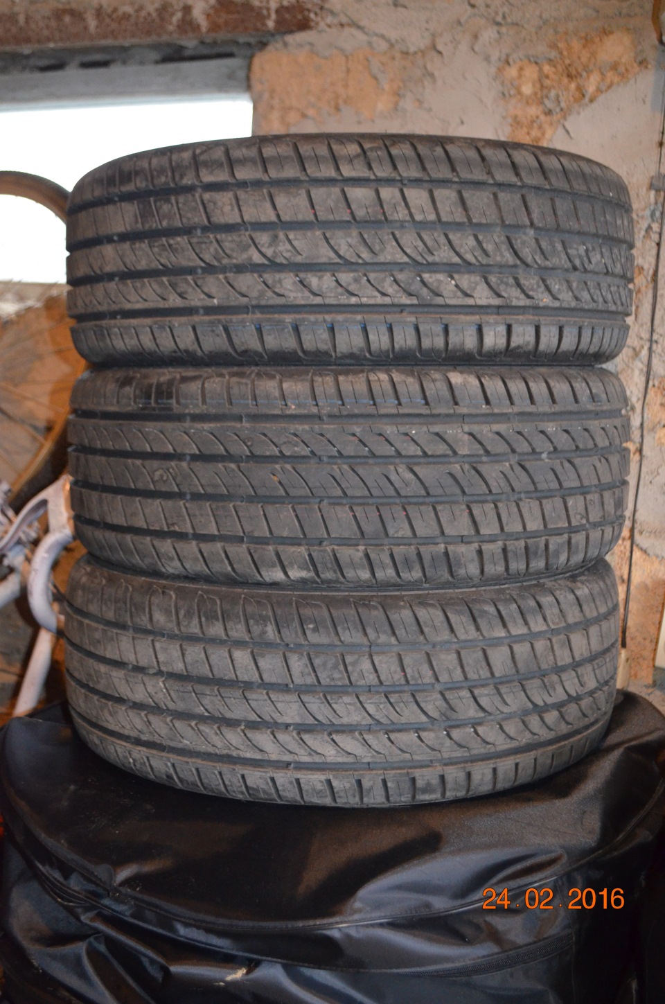 ПРОДАЮ гуму R16 195/45 3шт+1шт. з порізом. Пробіг 100км./1 день. 4